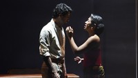 Pertunjukan teater silang-media sendiri adalah bentuk pementasan yang membawa serta media awal penuturan sebuah cerita, ke media yang lain.