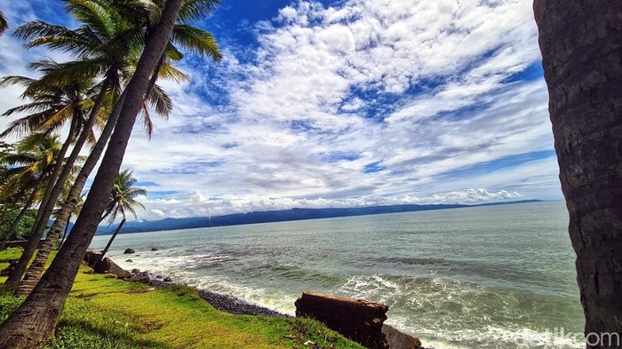 Pesisir pantai Palabuhanratu, Sukabumi