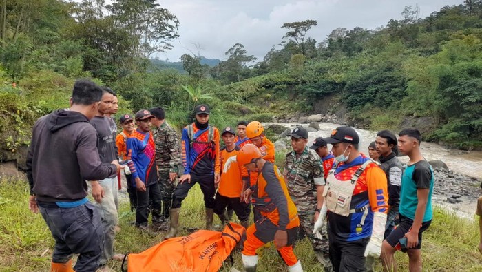 Petugas mengevakuasi mayat di Sungai Merawu, Banjarnegara, Jumat (2/12/2022) sore.