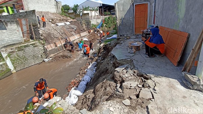 Plengsengan di Blitar ambrol dan merusak rumah warga