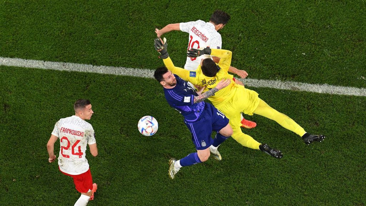 Pelanggaran Wojciech Szczesny kepada Lionel Messi pantas diganjar penalti (Getty Images/Matthias Hangst)