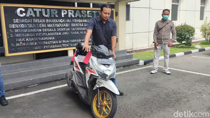 Polisi di Polda DIY menunjukkan barang bukti berupa motor milik korban, Jumat (2/12/2022).