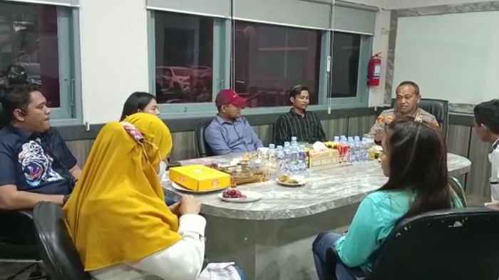Kapolrestabes Palembang Kombes Ngajib mediasi pertikaian ibu dan anak. (Foto: Istimewa)
