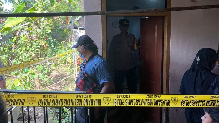 Polisi melakukan olah TKP pedagang di Blitar bunu diri