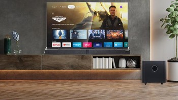 Polytron Smart Cinemax Soundbar edisi Google TV hadir dalam ukuran 43 inch dan 50 inch. Keduanya menggunakan panel LED dengan resolusi 4K UHD. Polytron turut memberikan dukungan fitur Dolby Vision dan Dolby Atmos. Kedua fitur ini dijanjikan bakal memaksimalkan tampilan gambar serta suara lebih jelas dan realistis. Makin maksimal diberikan speaker soundbar terpisah sehingga memberikan sensasi menonton di bioskop. Ada pula fitur MEMC yang membuat gambar yang tersaji lebih halus, cocok untuk menonton film action, tayangan olahraga dan bermain game. Harga Smart Cinemax Soundbar seri Google TV 43 inch: Rp 4.799.000. Foto: Polytron