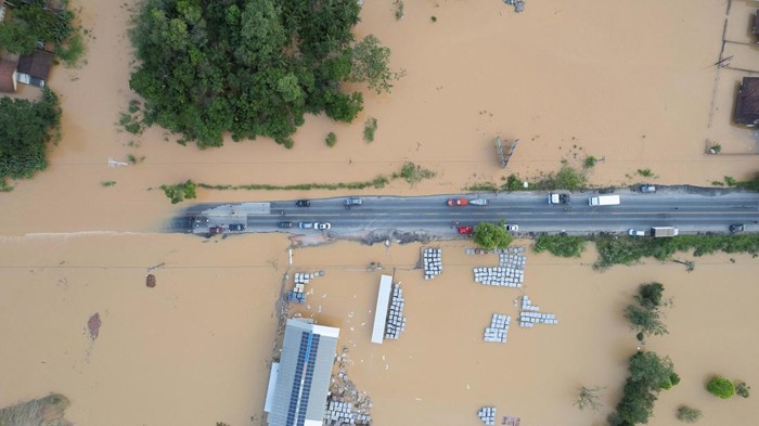 Volunteers deliver aid to residents after heavy rains in Canelinha, in Santa Catarina state, Brazil, December 1, 2022. REUTERS/Anderson Coelho NO RESALES. NO ARCHIVES.