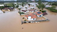 Banjir ini disebabkan hujan deras yang mengguyur wilayah tersebut.
