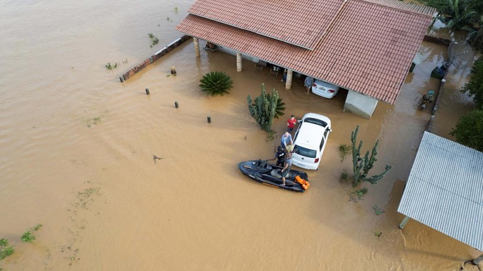 Volunteers deliver aid to residents after heavy rains in Canelinha, in Santa Catarina state, Brazil, December 1, 2022. REUTERS/Anderson Coelho NO RESALES. NO ARCHIVES.
