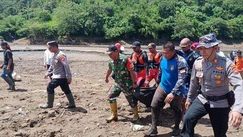 Proses evakuasi  korban tenggelam di Bendungan Titab, Buleleng, Bali, yang ditemukan tewas mengapung, Jumat (2/12/2022).