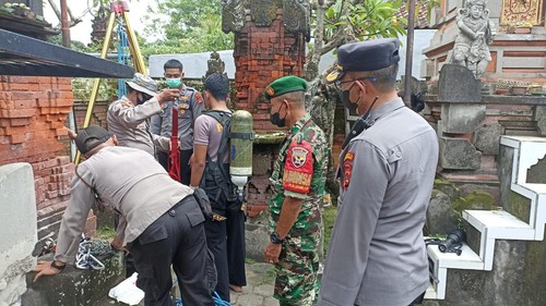 Proses evakuasi seorang pria ODGJ berinisial KS (45) yang ditemukan meninggal dunia di sumur Pura Panti Gede, Jalan WR Supratman, Kesiman, Denpasar, Bali, Jumat (2/12/2022)
