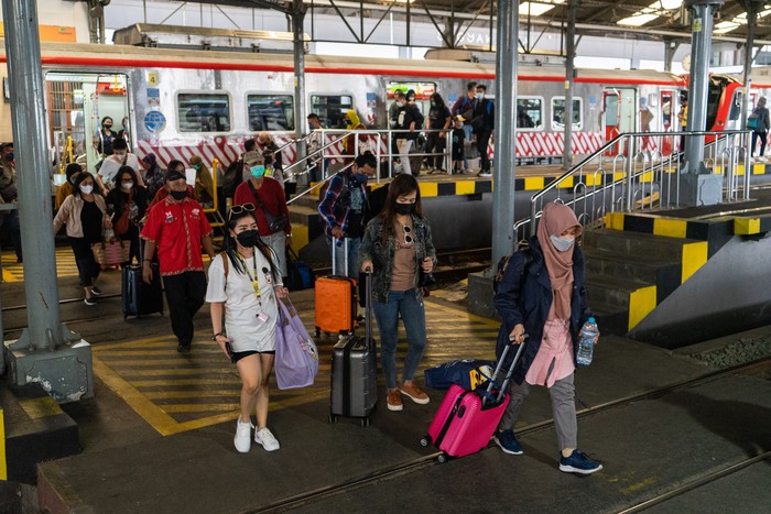 PT KAI Daerah Operasi (DAOP) VI Yogyakarta menawarkan tarif khusus untuk sejumlah perjalanan Kereta Api (KA) jarak jauh yang bisa dimanfaatkan pelanggan sejak awal Desember seperti tiket khusus KA jarak jauh relasi Yogyakarta/Lempuyangan-Purwokerto dengan harga mulai dari Rp75.000, Yogyakarta-Kediri mulai Rp100.000 hingga Yogyakarta-Surabya Gubeng mulai Rp150.000.
