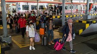 Penumpang turun dari KA di Stasiun Tugu, Yogyakata, Jumat (2/12/2022).