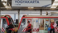 Sejumlah porter membawa barang milik penumpang di Stasiun Tugu, Yogyakata. Pelanggan pun bisa memanfaatkan sejak awal Desember seperti tiket khusus KA jarak jauh relasi Yogyakarta/Lempuyangan-Purwokerto dengan harga mulai dari Rp75.000, Yogyakarta-Kediri mulai Rp100.000 hingga Yogyakarta-Surabya Gubeng mulai Rp150.000.