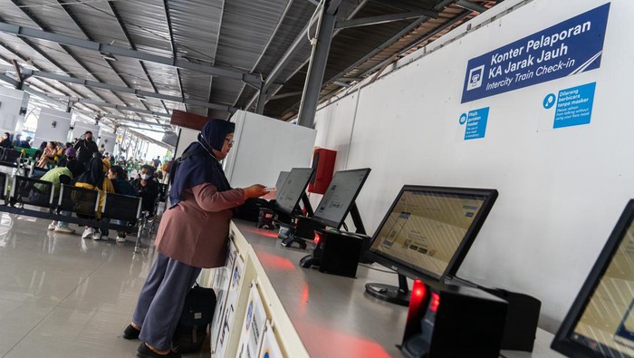 PT KAI Daerah Operasi (DAOP) VI Yogyakarta menawarkan tarif khusus untuk sejumlah perjalanan Kereta Api (KA) jarak jauh yang bisa dimanfaatkan pelanggan sejak awal Desember seperti tiket khusus KA jarak jauh relasi Yogyakarta/Lempuyangan-Purwokerto dengan harga mulai dari Rp75.000, Yogyakarta-Kediri mulai Rp100.000 hingga Yogyakarta-Surabya Gubeng mulai Rp150.000.