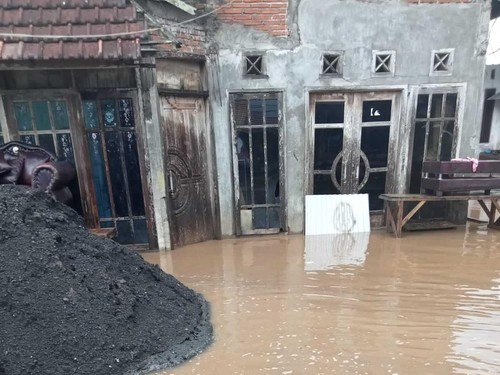Puluhan rumah warga di dua desa yakni Desa Dorebara, Kecamatan Dompu dan Desa Anamina, Kecamatan Manggelewa, terendam banjir serta menyisakan lumpur tebal. Foto: IST
