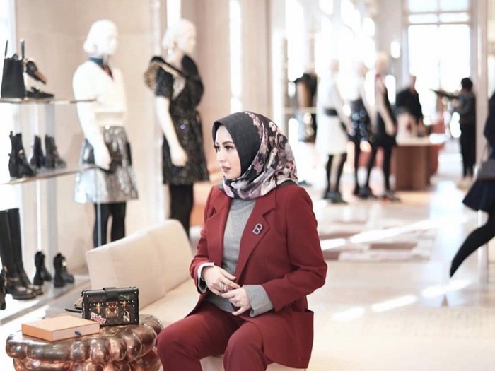 Rekomendasi warna hijab untuk baju merah maroon.