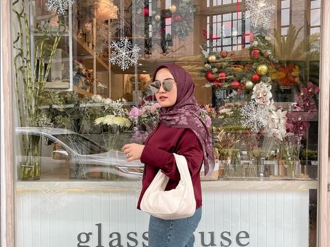 Rekomendasi warna hijab untuk baju merah maroon.