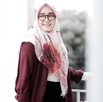 Rekomendasi warna hijab untuk baju merah maroon.