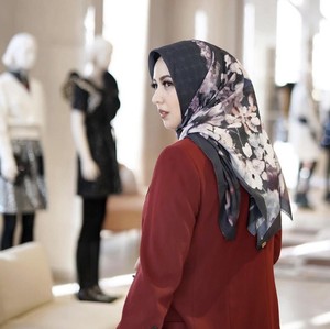 Ini 6 Rekomendasi Warna Hijab untuk Baju Merah Maroon