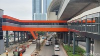 Bagian luar Stasiun LRT Jabodebek sudah berdiri kokoh dan diperkirakan rampung bulan ini. Foto: Almadinah Putri Brilian/detikcom