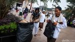 Reuni 212 Bubar, Massa Pungut Sampah di Masjid At-tin
