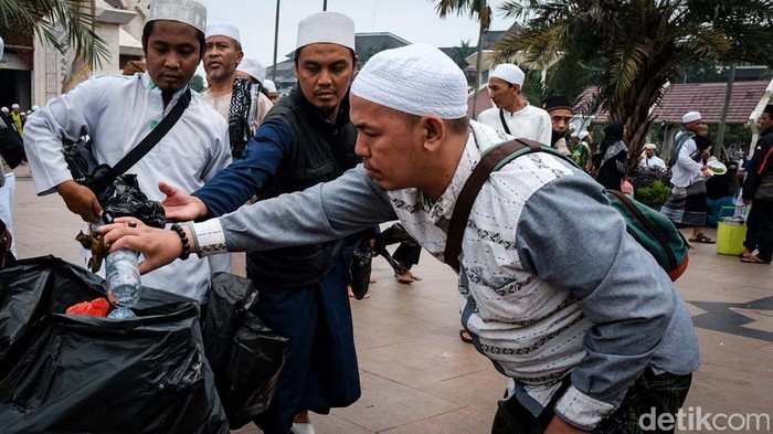Reuni 212 bubar dengan tertib. Massa juga membuang serta memungut sampah sisa acara.