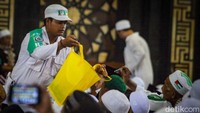 Para jemaah memberikan sebagian uangnya untuk korban gempa Cianjur. 