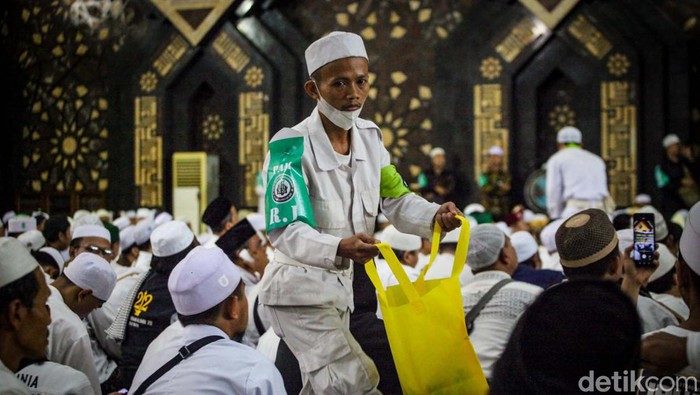 Reuni 212 Turut Galang Dana untuk Korban Gempa Cianjur Reuni 212 di Masjid At-tin, Jakarta turut menggalang dana untuk korban gempa di Cianjur. Para laskar berkeliling menarik donasi.