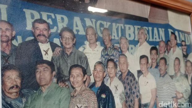 Robert Syarif alias Om Jin saat foto bersama dengan orang-orang HS Fitness.