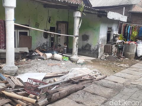 Rumah warga di Tambaklorok, Kelurahan Tanjung Mas, Semarang, yang lebih rendah dari jalan kampung. Rumah ini langganan terendam banjir rob tiap air laut pasang, Jumat (2/12/2022).