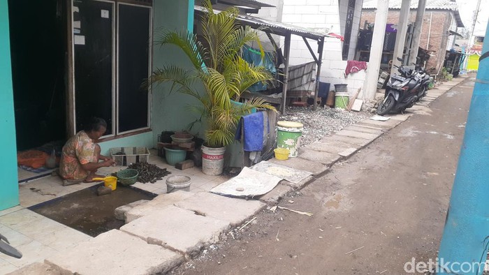 Rumah warga di Tambaklorok, Kelurahan Tanjung Mas, Semarang, yang lebih rendah dari jalan kampung. Rumah ini langganan terendam banjir rob tiap air laut pasang, Jumat (2/12/2022).