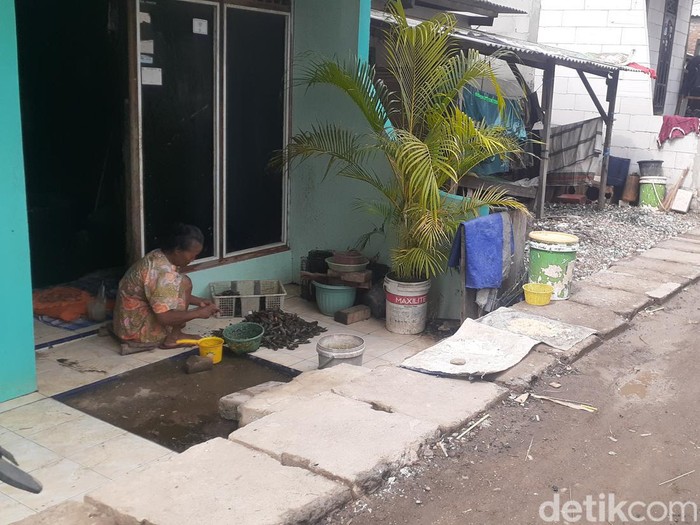 Rumah warga di Tambaklorok, Kelurahan Tanjung Mas, Semarang, yang lebih rendah dari jalan kampung. Rumah ini langganan terendam banjir rob tiap air laut pasang, Jumat (2/12/2022).