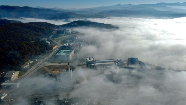 Pandangan udara saat kabut menyelimuti dataran Duzce di Turki, Jumat (2/11/2022).  