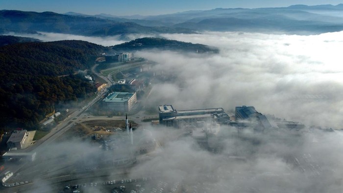 Saat Dataran Turki Berselimut Kabut DUZCE, TURKIYE - NOVEMBER 7: An aerial view shows fog blanketing over mountainsides of the Duzce-Zonguldak linking roads of Western Black Sea region, in Duzce, Turkiye on November 7, 2022. (Photo by Omer Urer/Anadolu Agency via Getty Images)