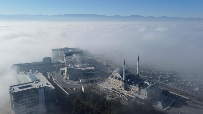 Saat Dataran Turki Berselimut Kabut DUZCE, TURKIYE - NOVEMBER 7: An aerial view shows fog blanketing over mountainsides of the Duzce-Zonguldak linking roads of Western Black Sea region, in Duzce, Turkiye on November 7, 2022. (Photo by Omer Urer/Anadolu Agency via Getty Images)