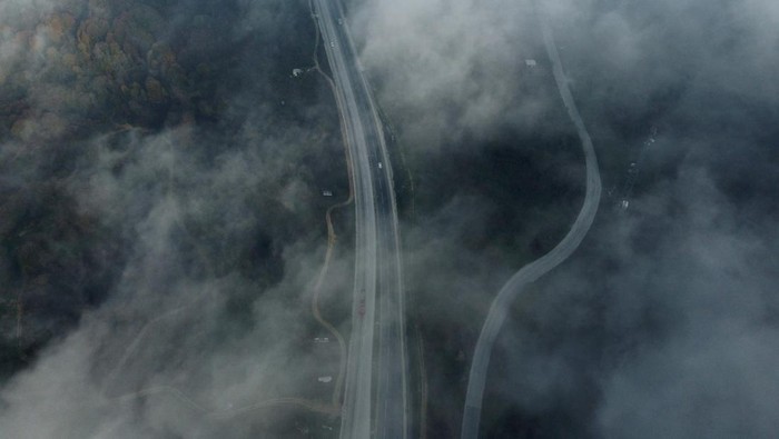 Saat Dataran Turki Berselimut Kabut DUZCE, TURKIYE - NOVEMBER 7: An aerial view shows fog blanketing over mountainsides of the Duzce-Zonguldak linking roads of Western Black Sea region, in Duzce, Turkiye on November 7, 2022. (Photo by Omer Urer/Anadolu Agency via Getty Images)