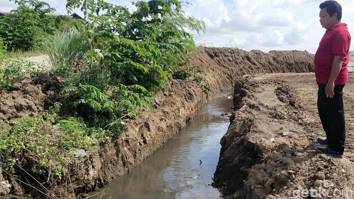 Saluran irigasi pertanian di Desa Kranggan, Kecamatan Polanharjo, Klaten, yang berbelok, Jumat (2/12/2022).