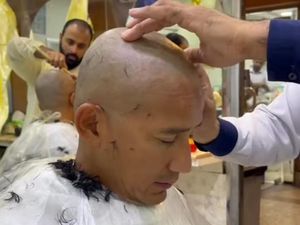 Jokowi Singgung Pemimpin Rambut Putih, Sandiaga Pilih Tampil Botak Licin