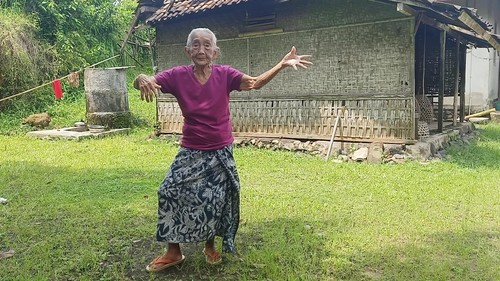Satu-satunya maestro Kesenian Berko Jembrana Ni Ketut Nepa (Dadong Barak), Jumat (02/11/2022). (I Putu Adi Budiastrawan/detikBali)