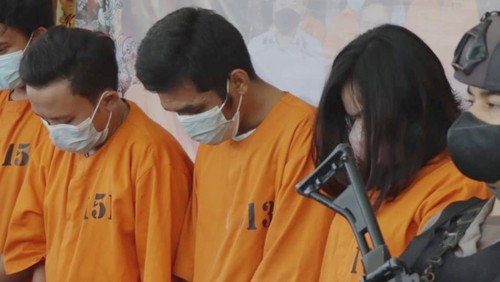 Sekeluarga komplotan pencuri HP milik bule Australia di bar Seminyak, Badung, Bali.