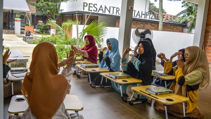 Seorang santriwati penyandang tunarungu menghafal Al Quran menggunakan bahasa isyarat di Pondok Pesantren Tahfiz Difabel, Lebak Bulus, Jakarta, Jumat (2/12/2022). Pondok pesantren yang juga digunakan sebagai pusat pelatihan guru tahfiz difabel tersebut merupakan percontohan pesantren difabel di tanah air dengan daya tampung 50 santri. ANTARA FOTO/Sulthony Hasanuddin/tom.