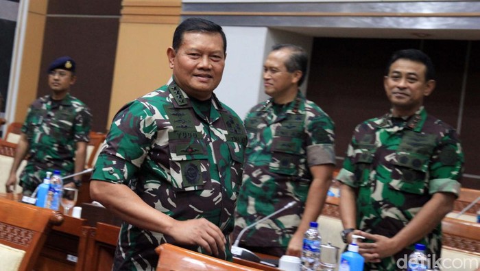 Calon Panglima TNI, Laksamana Yudo Margono menjalani uji kelayakan atau fit and proper tes calon Panglima TNI di DPR. Dia mengacungkan jempol.