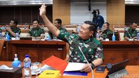 Yudo Margono melambaikan tangan kepada pengunjung yang menghadiri Fit and Proper Test dirinya.