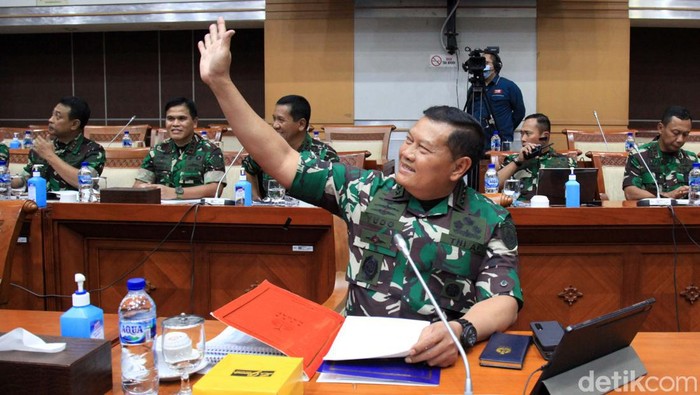 Calon Panglima TNI, Laksamana Yudo Margono menjalani uji kelayakan atau fit and proper tes calon Panglima TNI di DPR. Dia mengacungkan jempol.