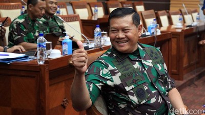 Senyum dan Jempol Yudo Margono saat Fit and Proper Test