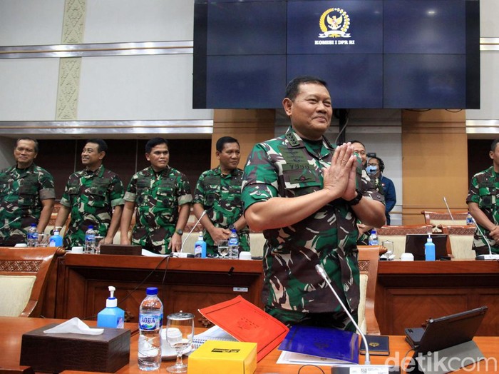 Calon Panglima TNI, Laksamana Yudo Margono menjalani uji kelayakan atau fit and proper tes calon Panglima TNI di DPR. Dia mengacungkan jempol.