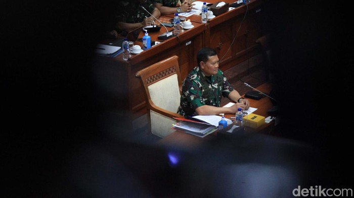 Senyum dan Jempol Yudo Margono saat Fit and Proper Test Calon Panglima TNI, Laksamana Yudo Margono menjalani uji kelayakan atau fit and proper tes calon Panglima TNI di DPR. Dia mengacungkan jempol.