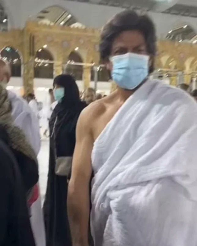 Shah Rukh Khan umrah. (Tangkapan layar via twitter @teamsrkfc)