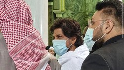 Momen Shah Rukh Khan Umrah dan Jadi Sorotan di Masjidil Haram