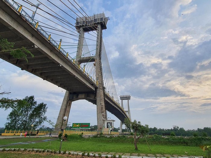 siak Terlihat jembatan dan lift dari sisi pos pantau bawah jembatan di ruang terbuka hijau.